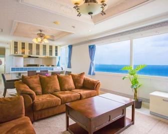 Okinawa Ocean Front Hotel - Chatan - Wohnzimmer