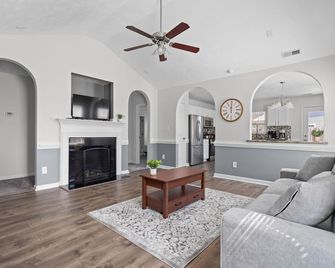 Quaint Cottage-3BR/2B House with Arcade and Fire Pit in Quiet Part of Hope Mills - Hope Mills - Living room