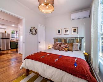 NEW! Charming Historic Bungalow with Modern Amenities! Close to Riverwalk - San Antonio - Habitación
