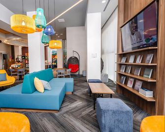 Tru by Hilton Distrito Palmerola - Coronel E Soto Cano AB - Lounge