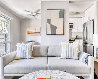 Sleek Foster City 1BR w/ Pool, Bball & Spa, near Caltrain, by Blueground - Foster City - Living room