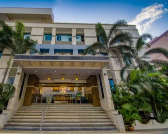 Capital O 40485 Hotel Chitturi Heritage - Tanuku - Building