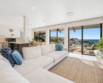 Amelie - Luxury Beach View Condo Minutes to Beach - Terrigal - Wohnzimmer