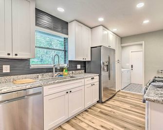 Walk to UF: Remodeled Family Home w/ Patio! - Gainesville - Kitchen