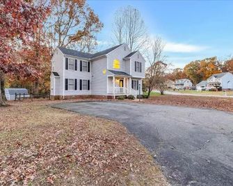 Midterm Housing Utilities Included Move-in Ready - Prince George - Edificio