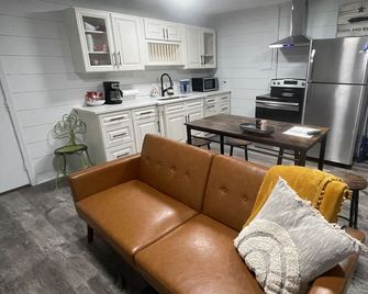 Comfy, Clean & Pet Friendly - Gonzales - Kitchen