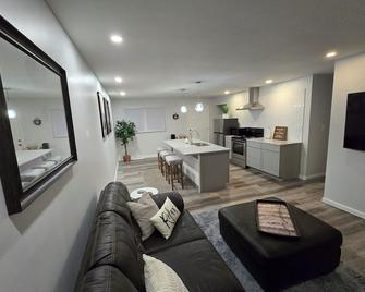 !Newly Renovated home-Super Cozy with open concept!\nThe Sweet 2 - Danville - Obývací pokoj