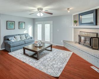 Belleville Beauty - Luxury Stay for Work or stay for Play either way this is the perfect property for you! residence - Belleville - Living room