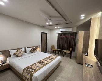Hotel Natham by Vrinda Nathdwara 50 Meters From Shreenathji Temple - Nāthdwāra - Schlafzimmer