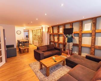 Designer Unterkunft in 15. Jahrhundert Altbau 75 m² für max. 4 Personen - Eltville am Rhein - Wohnzimmer