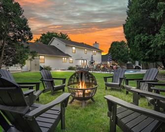 Private Pool - Hot Tub - Sauna - Game Room - Pets - Sun Prairie - Terasa