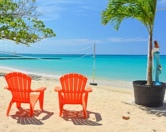 Sand and Tan Beach Hotel - 歐丘里歐 - 海灘