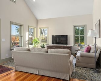 Newly renovated farmhouse on organic farm near Hudson and the Berkshires - Hudson - Wohnzimmer