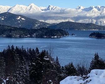 Halcyon Hill Hideaway - Gibsons