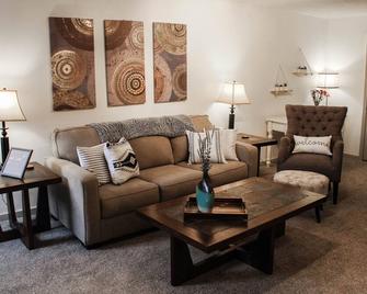 Cozy Apt. Downtown Floyd; Golden Maple Homestays - Floyd - Living room