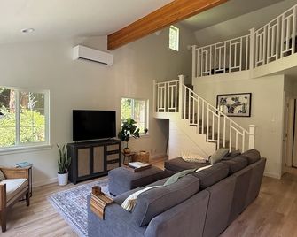 Country Cottage on 2.5 green acres 10 min from Ferry - Bainbridge Island - Sala de estar