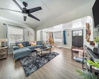 Beachwood Area - Woodmere - Living room