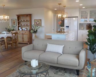 Perfect Pink Paradise - Cayucos - Living room