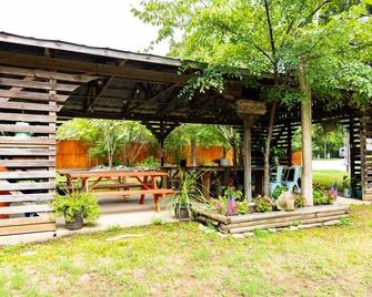 Nashville, Franklin, Brentwood, Spring Hill - Rustic Cabin 4 Campers Rv Park - Columbia - Patio
