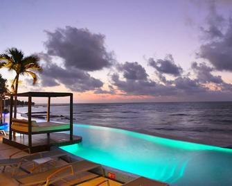 سينسيس ريفييرا مايا أوشنفرونت بوتيك هوتل - لبالغين فقط - بويرتو موريلو - حوض السباحة