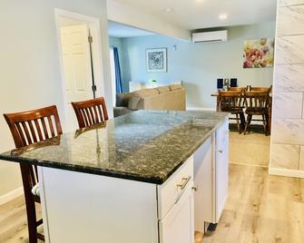 The Outlet House, Comfortable Cottage - Freeport - Dining room