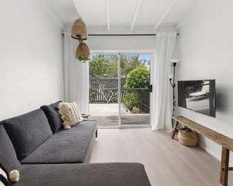 PA2 Stunning Sunshine Beach apt Pets welcome - Sunshine Beach - Living room