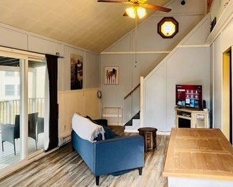 Peaceful Waterfront Cottage Near Mystic And Casinos - Griswold - Sala de estar