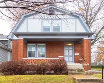 3BR Dogtown Bungalow Office and Bar - St. Louis - Building