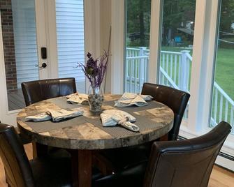 Maple Place Private Guest House - Hooksett - Dining room