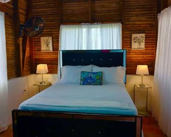 Charming 3-bedroom cabin with WiFi and AC in enchanting Rio San Juan - Río San Juan - Bedroom