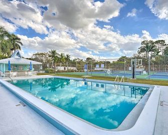 Pool Access and Beach Gear! Canalfront Naples Home - Naples - Pool