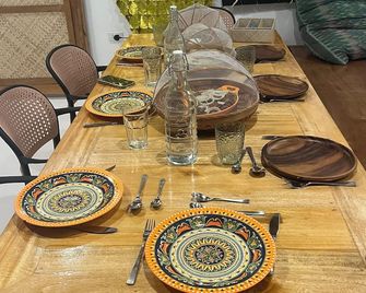 Affordable Private Cabin with access to spectacular 3rd story rooftop beach view - Burgos - Salle à manger