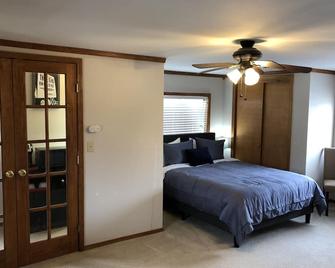 Mother Road Manor at the Fairgrounds Studio - Tulsa - Bedroom
