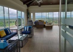 Condo w/ Direct Access To Mall, Pool, Gym, Wifi - Bacolod - Living room