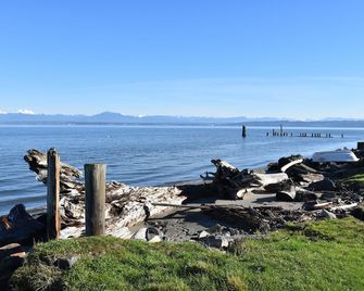 Beachfront picture perfect setting and spacious Whidbey home close to ferry - Clinton - Balcón
