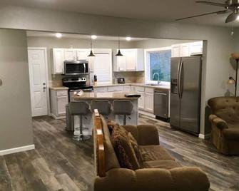 Quiet Country Setting in the middle of town - Jonesboro - Kitchen