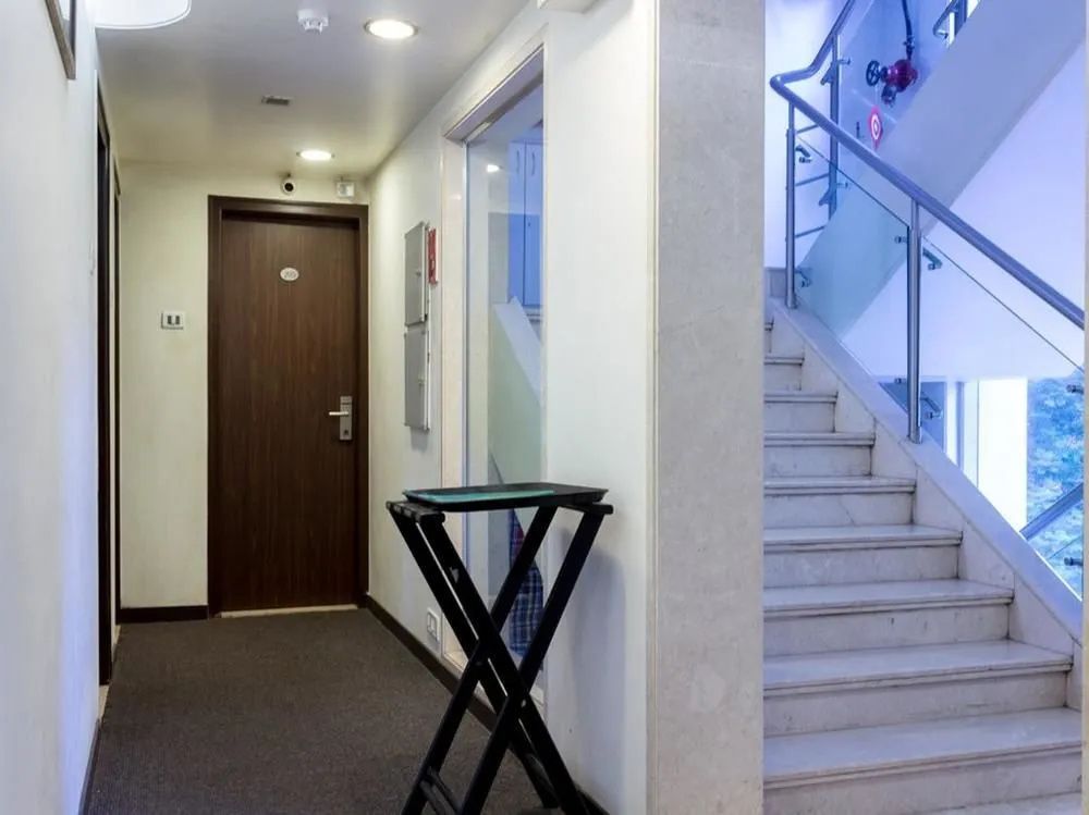 Oyo Premium Borivali Kora Kendra - Mumbai - Stairs