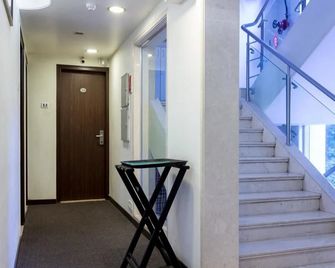 Oyo Premium Borivali Kora Kendra - Bombay - Escaleras