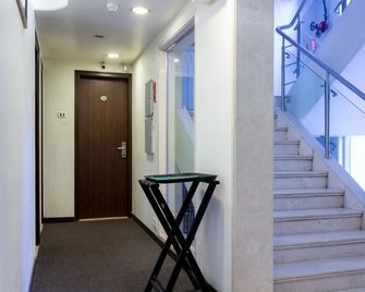 Oyo Premium Borivali Kora Kendra - Mumbai - Stairs