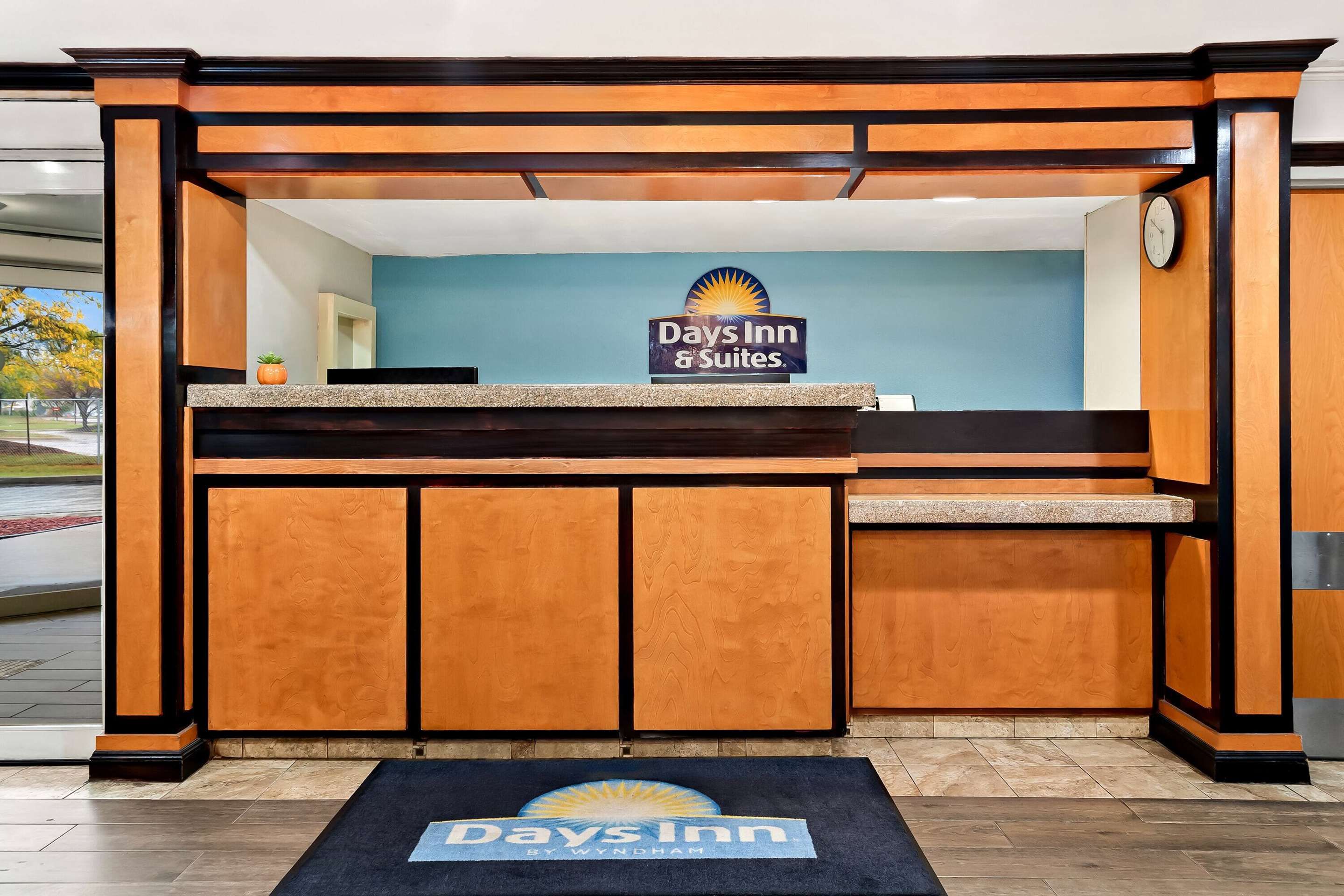 Days Inn & Suites by Wyndham Warren - וורן - דלפק קבלה