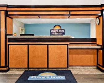 Days Inn & Suites by Wyndham Warren - Warren - Front desk