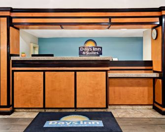Days Inn & Suites by Wyndham Warren - וורן - דלפק קבלה