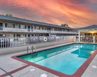 Best Western Town House Lodge - Modesto - Zwembad