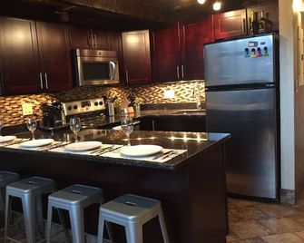 Vail Slope-View Modern Loft Condo With Bus To Village Shops And Slopes - Vail - Kitchen