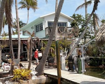 Waterfront Cottage W/Mother In Law Treetop Suite &sailboat Or Boat Slip Included - Duck Key - Restaurant