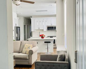 Beautiful apt. between Philly and the airport - Collingdale - Living room