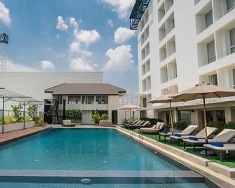 Rattanachol Hotel - Chonburi - Басейн