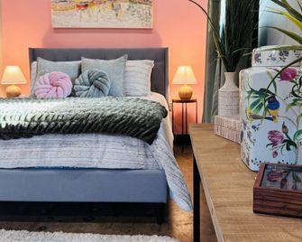 The Juliette Loft: Historic Charm Meets Modern Comfort in Downtown Kingsport - Kingsport - Bedroom