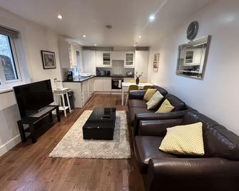 Lovely 2 Bedroom Garden Flat in London - London - Living room