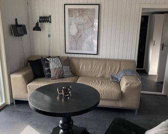 Cozy cottage 100m from the sea and nice beach - Kalmar - Wohnzimmer